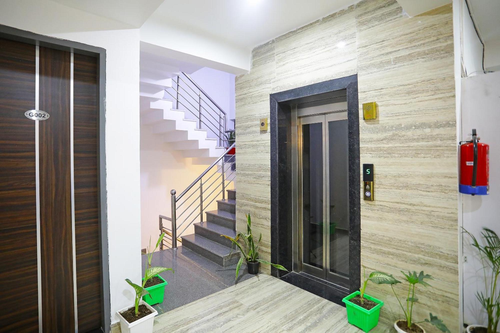 Super Townhouse Cloud Bay, Near Genpact, Sector-69, Gurgaon Hotel Bagian luar foto