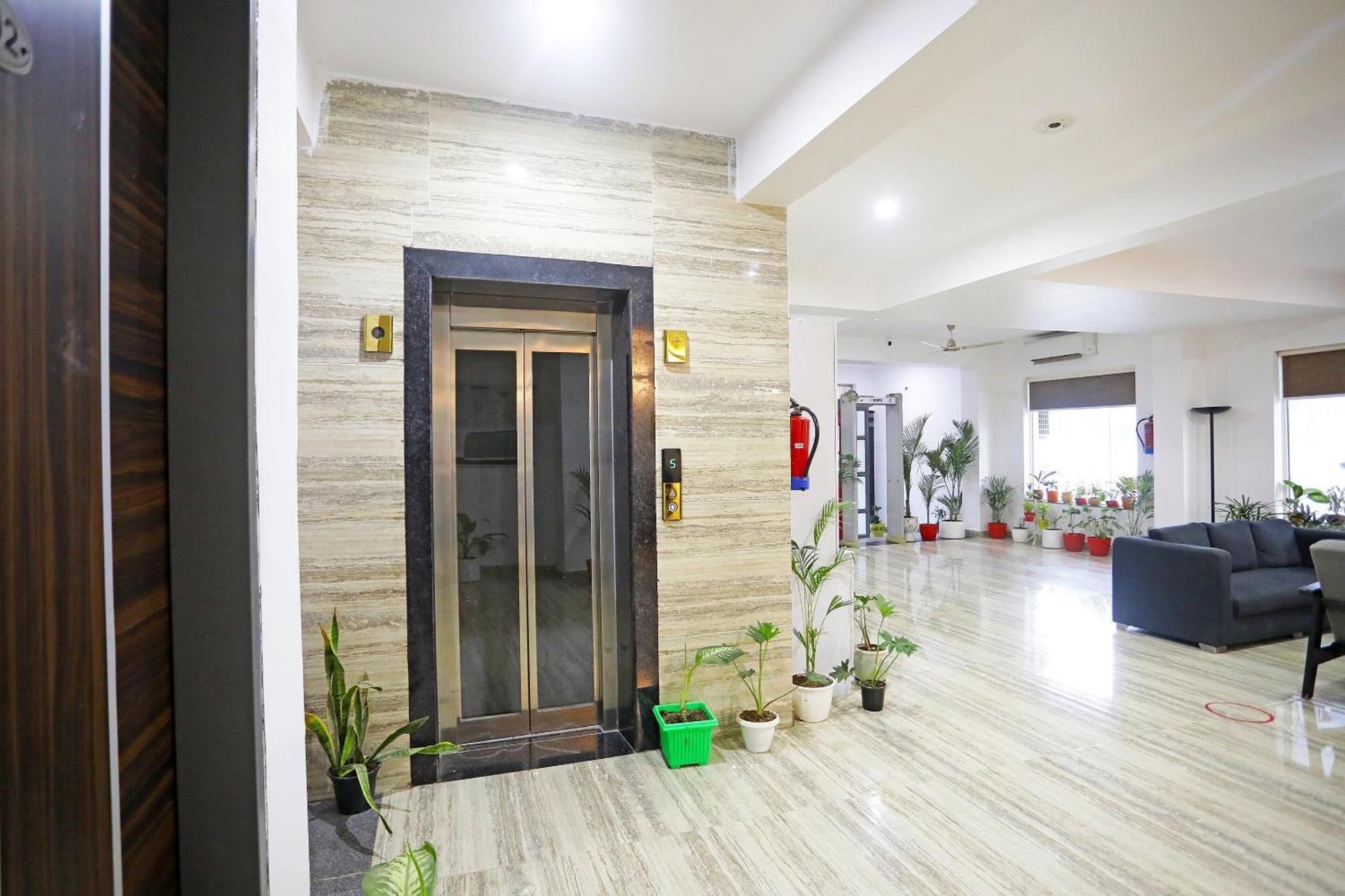 Super Townhouse Cloud Bay, Near Genpact, Sector-69, Gurgaon Hotel Bagian luar foto