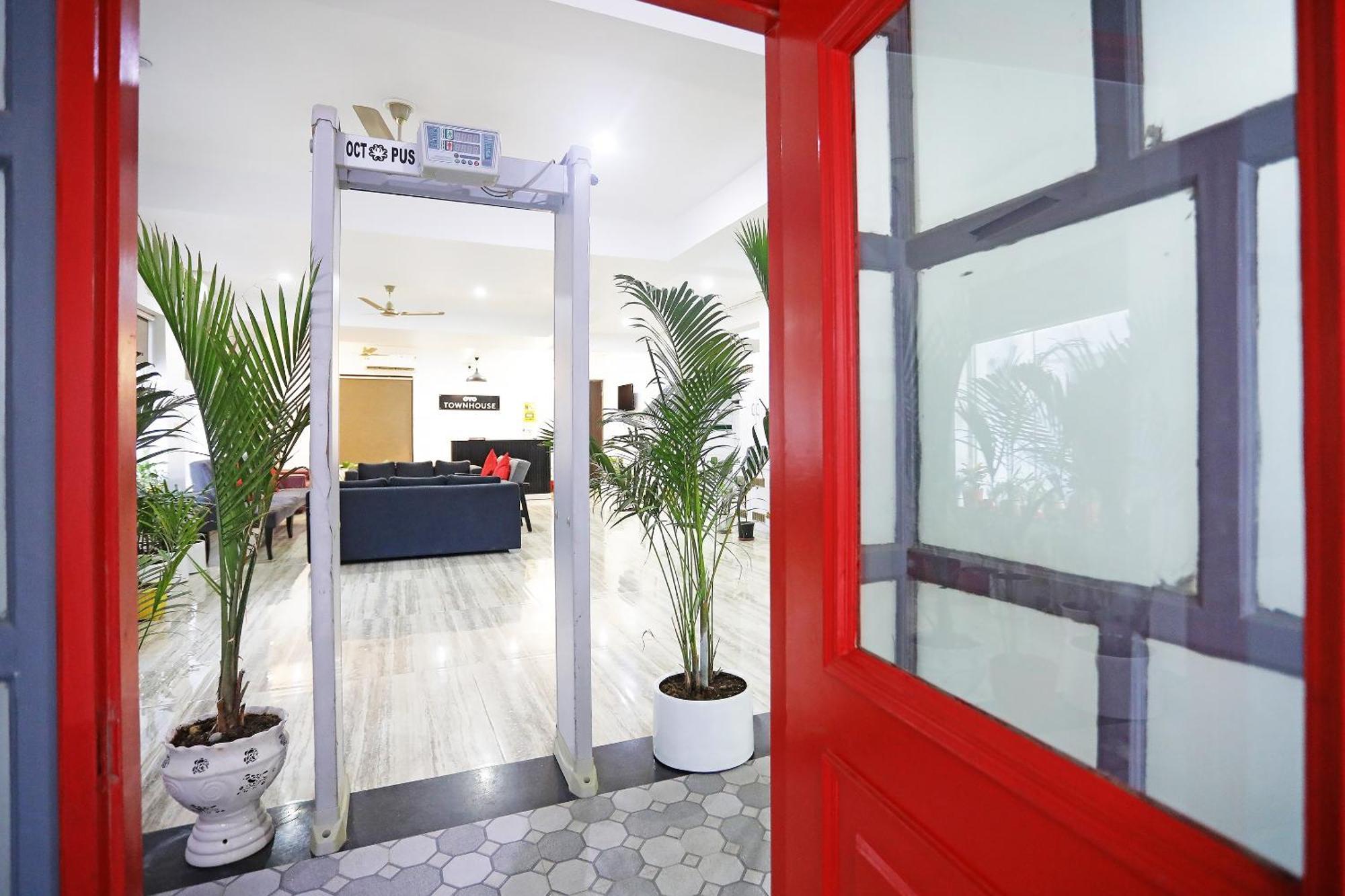 Super Townhouse Cloud Bay, Near Genpact, Sector-69, Gurgaon Hotel Bagian luar foto